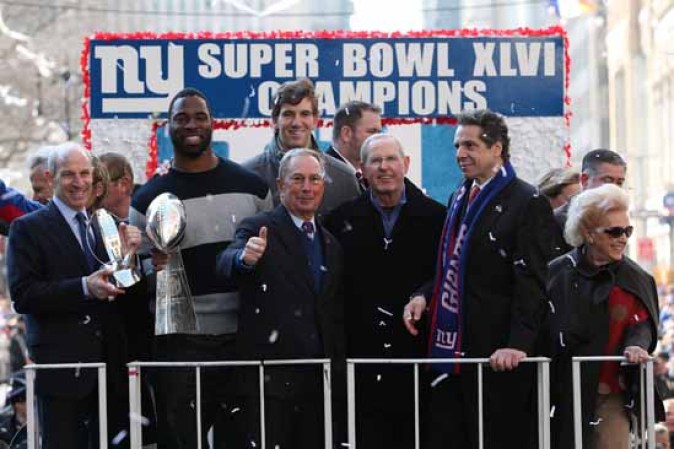 Justin Tuck #91, el dueño de los Giants Jonathan Tisch, el alcalde Michael Bloomberg, el gobernador Andrew Cuomo, Ann Mara, y el mariscal de campo Eli Manning #10 durante muestran el trofeo Vince Lombardi que ganara el equipo en el Súper Bowl XLVI.