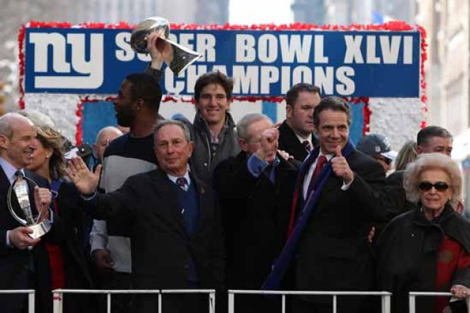 Los políticos estaban felices con el trofeo Vince Lombardi que ganaran los Giants durante el Súper Bowl XLVI. Aqui el alcalde Bloomberg y Andrew Kuomo saludan a la multitud.