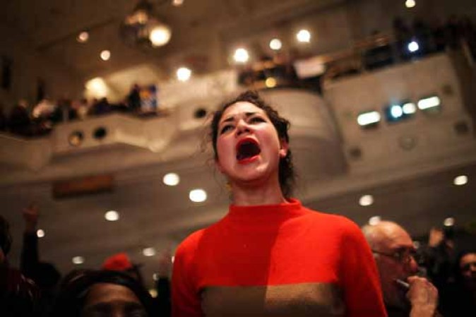 Los protestantes abarrotaron la escuela Brooklyn Tech High School para alzar sus voces en contra de la clausura de varias escuelas neoyorquinas.