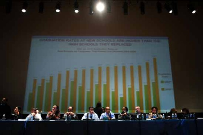 10 DE FEBRERO, 2012: Un panel para promover pólizas educativas votan para cerrar al menos 23 escuelas neoyorquinas en Brooklyn Tech High School, y mire como reaccionan los ciudadanos..