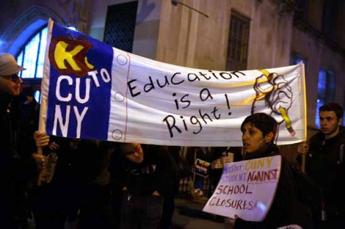 Los protestantes abarrotaron las calles con carteles aclamando: "La educación es un derecho".