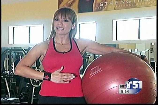 Una rutina de ejercicios con pelota, es una forma intensa y divertida de trabajar el abdomen. Para realizarla, necesitas una pelota de resistencia que puedes conseguir en tiendas de deportes.