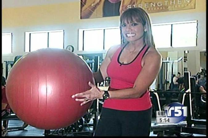 Para las mujeres, lo aconsejable es una pelota de 55 centímetros y para los hombres una de 65 centímetros.