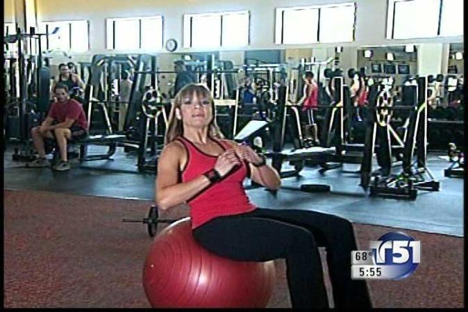 El primer paso de esta rutina para aplanar el abdomen, es sentarte sobre la pelota.