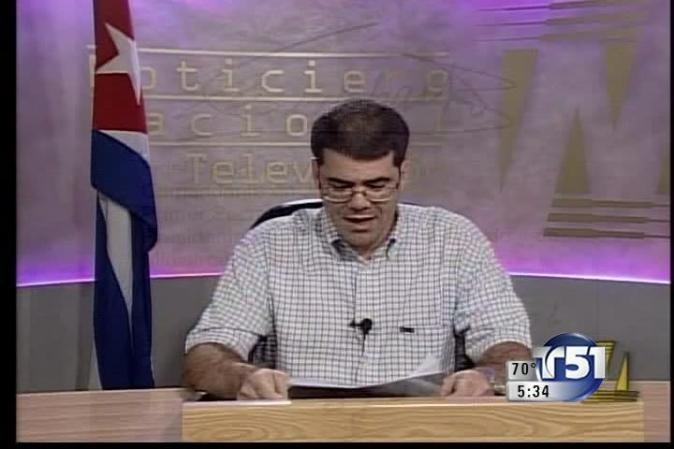 31 DE JULIO, 2006: Carlos Balenciaga, secretario personal de Castro, anuncia que su jefe ha sufrido una intervención quirúrgica.