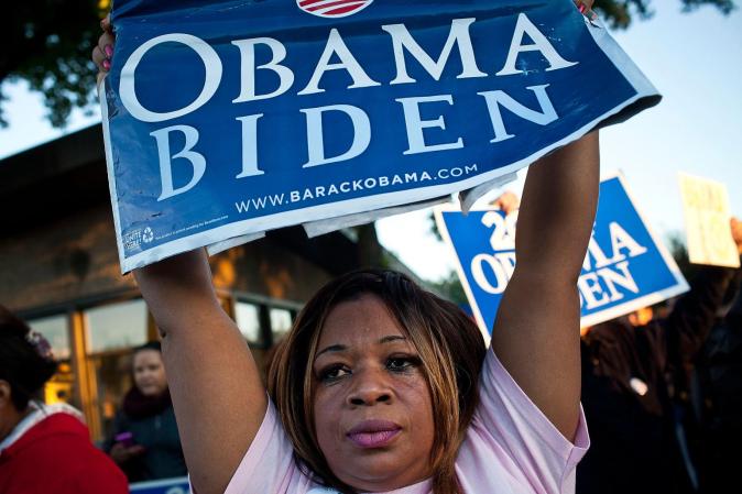 Una simpatizante de Obama apoyándolo desde la calle.