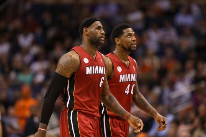 LeBron James #6 y Udonis Haslem #40 batallan todo el tiempo.
