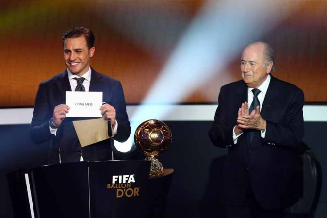 El francés Michel Platini y los holandeses Johan Cruyff y Marco van Basten alzaron también tres veces el trofeo, pero cuando premiaba exclusivamente al mejor jugador de Europa.