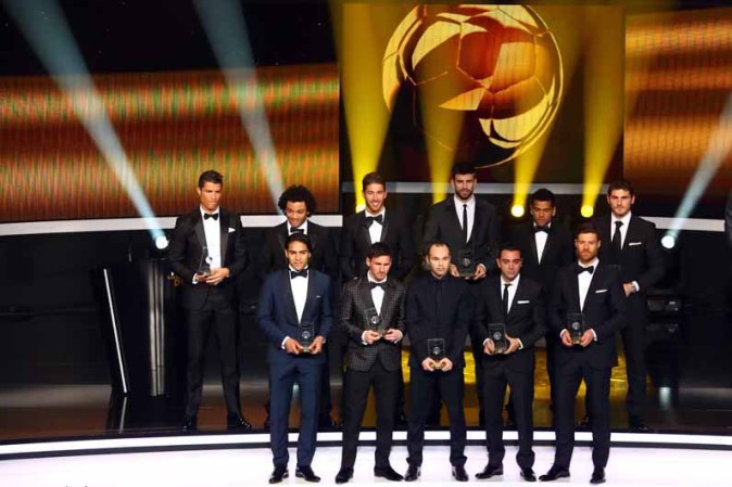 Encabezados por Messi y Cristiano Ronaldo, por otro lado, Barcelona y Real Madrid acapararon diez de las once plazas en el equipo ideal de la FIFA, integrado exclusivamente por jugadores de la liga española.