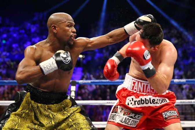 A pesar que desde el inicio de la pelea Mayweather Jr. sufrió una lesión en la mano derecha, la misma con la que castigó a Guerrero todo lo que quiso y más.