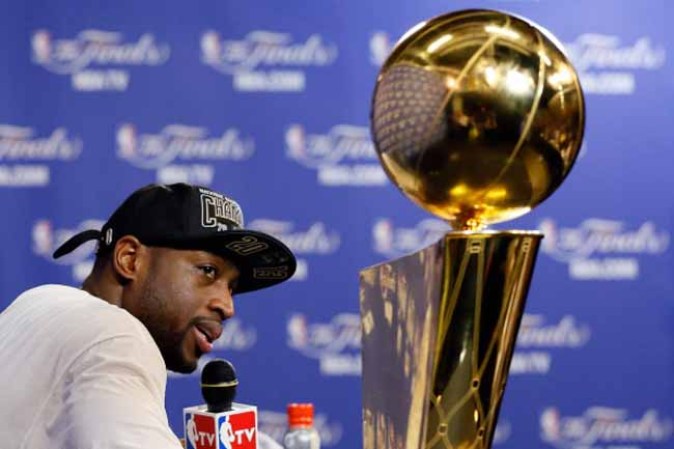 Dwyane Wade #3 junto al trofeo de campeones.