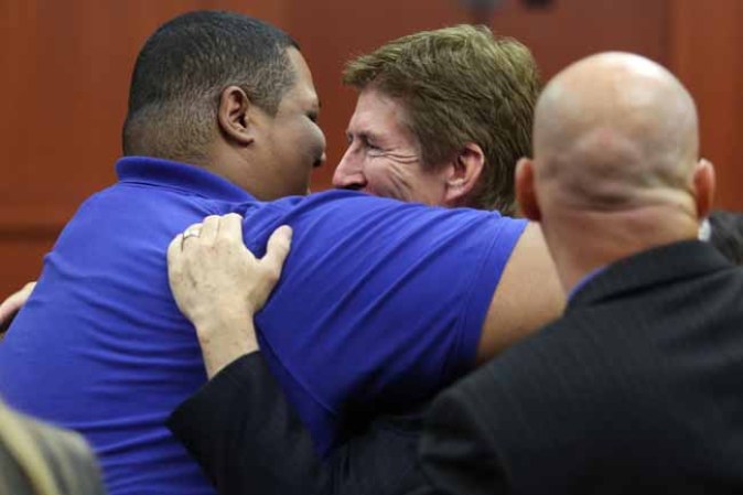 Zimmerman y familiares celebran veredicto en corte.