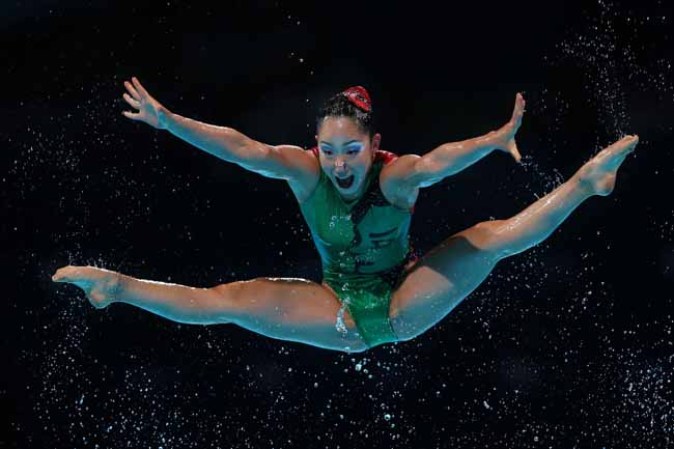 El Mundial de natación se celebra en la ciudad de Barcelona, España, y allí se pueden ver espectaculares piruetas y acrobacias por parte de las bellas nadadoras.
