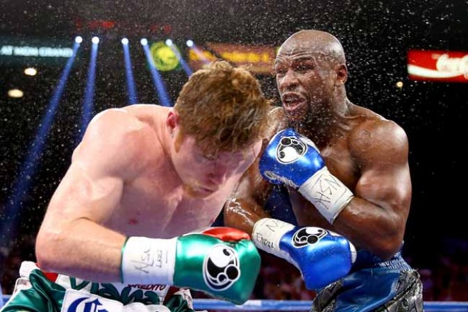 Floyd Mayweather destroza a el "Canelo"en la pelea del año.