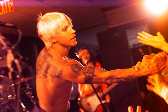 Anthony Kiedis (vocalista de los Red Hot Chilli Peppers). Este originario de Michigan tiene muchos tatuajes, principalmente basados en diseños indígenas.