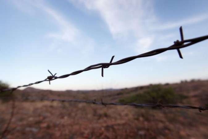 Los alambrados están presentes a los largo de la linea fronteriza, pero esto no desalienta a aquellos que buscan el sueño americano.
