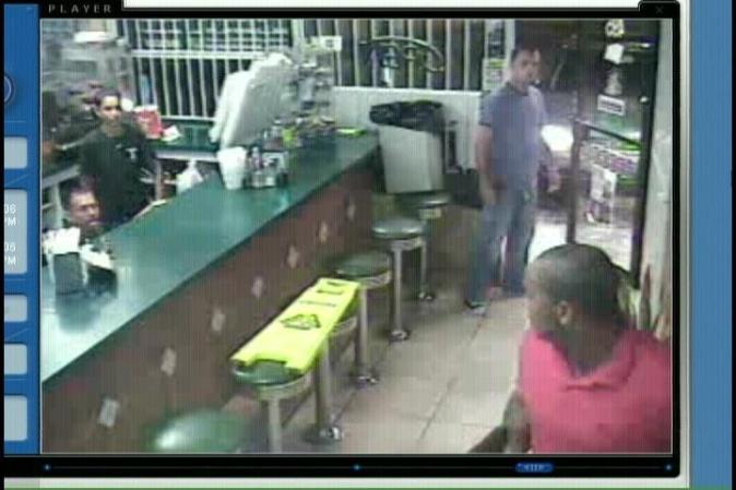 Regalado se adentro en el local, buscando a su esposa Liazán Molina.