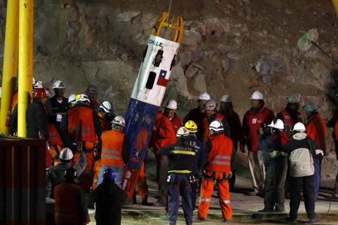 El rescate siguió por la noche y continúa furante todo el día.