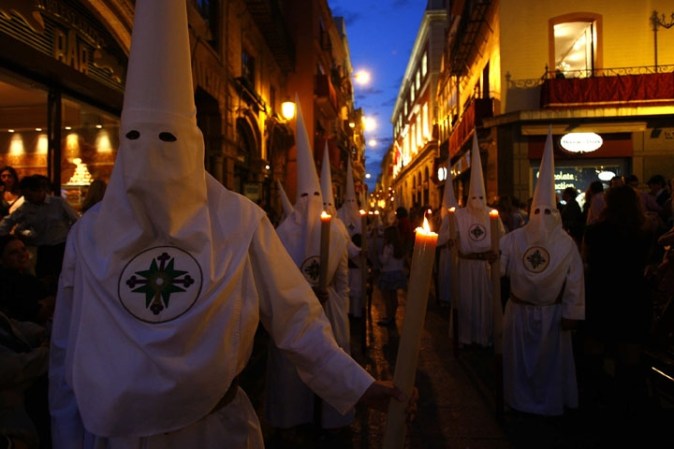 Procesión de la Cofradía de San Gonzálo en Sevilla, España. Los participantes visten los gorros y las túnicas en representación de los nazarenos.