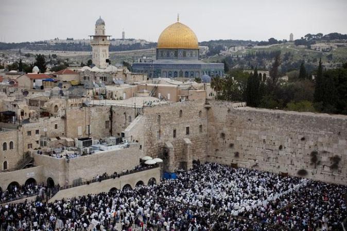 En la foto se aprecia el Muro de los Lamentos, en inglés llamado simplemente Muro de Occidente. Es parte del templo de Jerusalen destruido por los romanos en el año 70 después de Cristo.