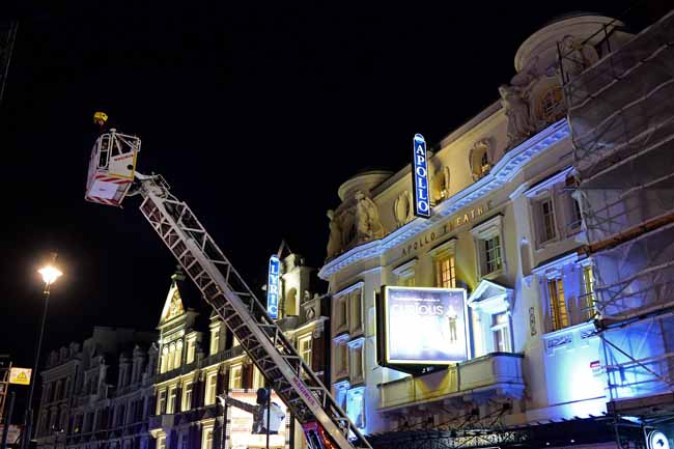 Pesadilla en Londres por el derrumbe del techo de un teatro.