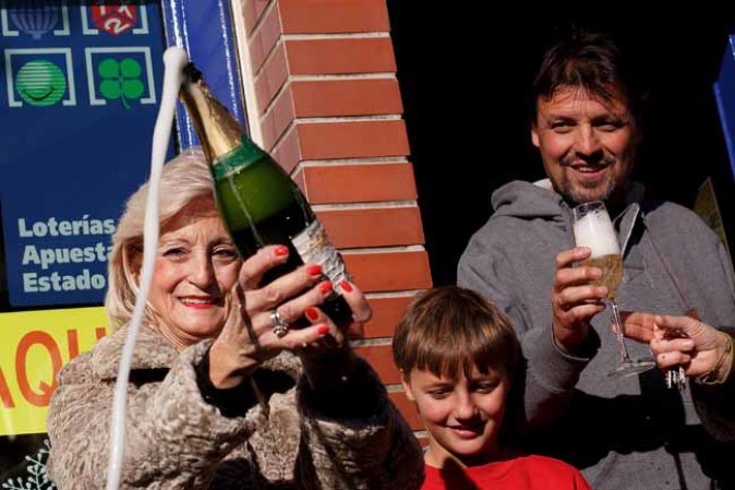 En España se ha convertido en tradicional la publicidad del Sorteo Extraordinario de Navidad que se lleva a cabo en la campaña publicitaria de invierno, que a su vez se enmarca dentro de otros anuncios característicos de la época como el cava o el turrón.