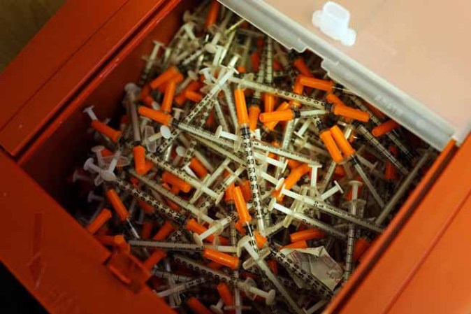De los fármacos de receta a la heroína hay solo un paso y es que mientras que un frasco de OxyContin o Vicodin puede rondar los 140 dólares, la dosis de heroína se puede conseguir por 10 dólares.