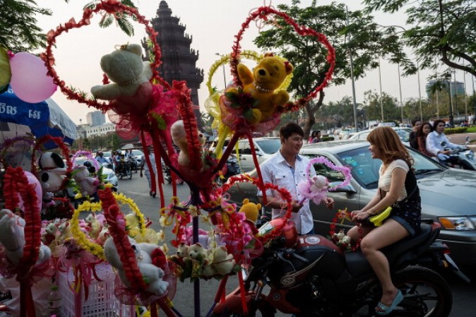 Se estima que unas 180,000 millones de personas compren tarjetas para el Día de San Valentín. (PHNOM PENH, Cambodia)
