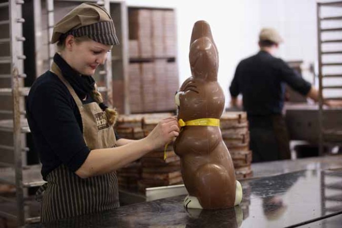 Estas son las manos que crean los mejores conejitos de Pascua de chocolate.