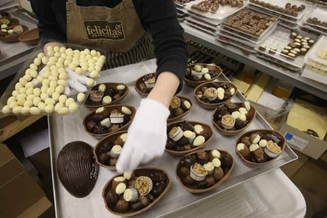 Estas son las manos que crean los mejores conejitos de Pascua de chocolate.