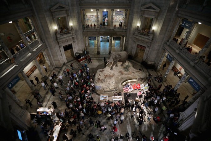 Los responsables del museo, tras firmar el convenio de cesión con el Cuerpo de Ingenieros, mostraron en la rueda de prensa fósiles de un fémur, un colmillo y la mandíbula del tiranosaurio, parte de los que se exhiben desde hoy en una exposición temporal.