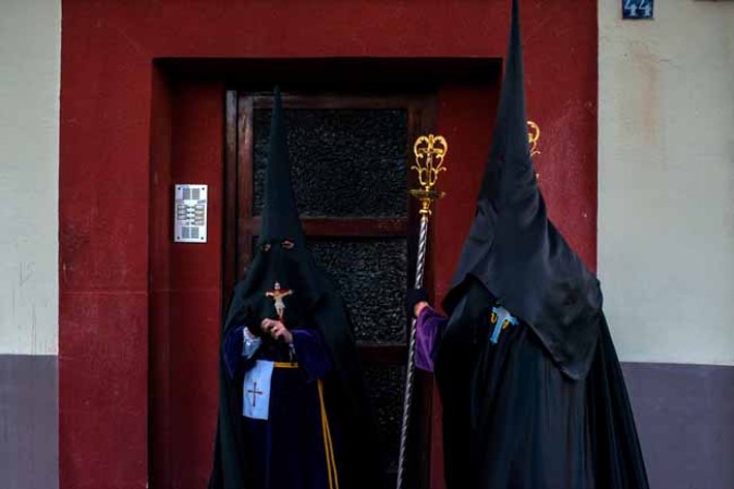 Las procesiones se echan a las calles para recordar la crucifixión de Jesús.