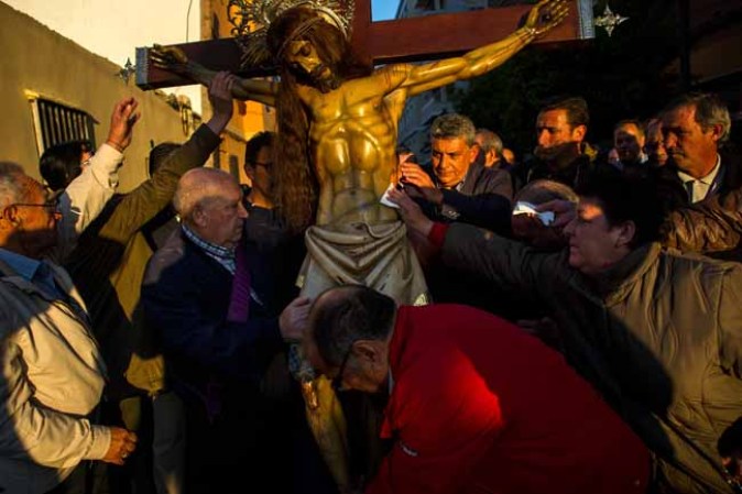 Las procesiones se echan a las calles para recordar la crucifixión de Jesús.