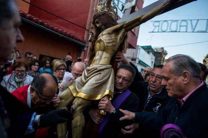 Las procesiones se echan a las calles para recordar la crucifixión de Jesús.