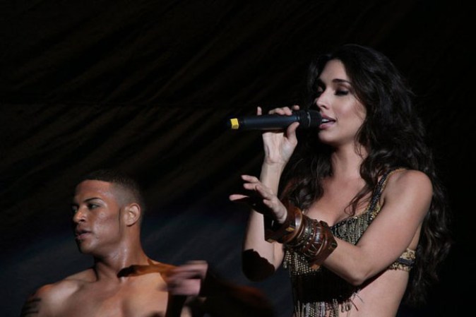 En 2010, Amelia hizo su debut como cantante con el sencillo "Pasa un segundito"