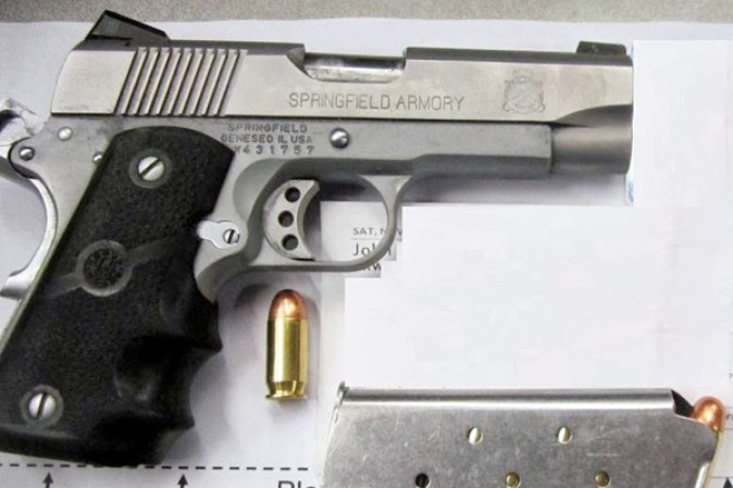 Las armas, explosivos y réplicas en estas fotos fueron incautados por la Administración de Seguridad del Transporte (TSA) durante diversos chequeos en distintos aeropuertos de EEUU.