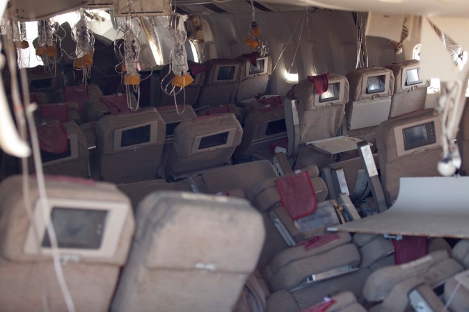 Otra foto del estado en el que quedó el interior del avión en el que perdieron la vida dos jóvenes.