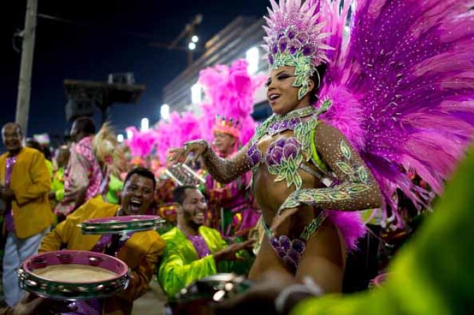 Desde África resonó la batucada que se expande en la tierra carioca con el carnaval de Rio de Janeiro el mayor espectáculo al aire libre del mundo.