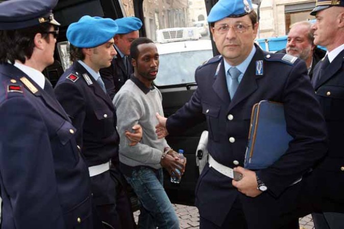 Según la reconstrucción de los hechos, el marfileño Rudy Guede (en la foto) violó a la joven británica y Knox la apuñaló.