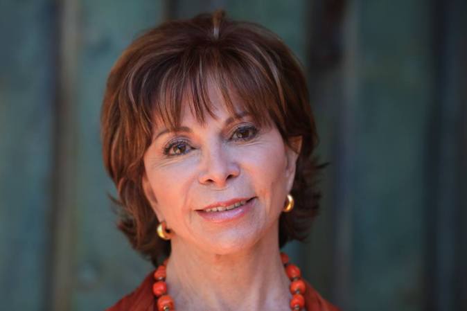 La escritora chilena Isabel Allende ha donado casi 900 mil dólares en memoria de su hija Paula para fomentar proyectos de salud, educación y protección contra la violencia.