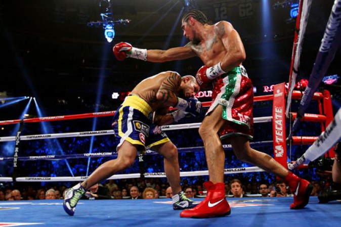 Cotto (izquierda) logró conectar los mejores golpes, pese a la ferocidad de Margarito.