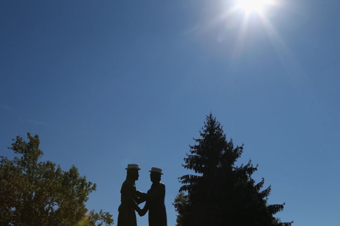 Una estatua que representa a un pionero y un estadista en la ciudad de Danville (Kentucky), donde es el debate, es decorada con sombreros políticos.