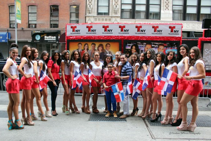 Llenos de alegría y a ritmo de tambor, güira y guitarra, los dominicanos hicieron tronar a la Gran Manzana en su desfile de Manhattan 2013.