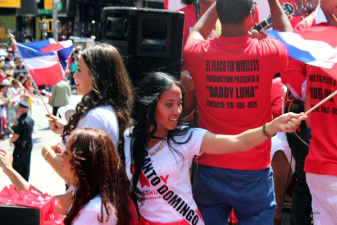 Llenos de alegría y a ritmo de tambor, güira y guitarra, los dominicanos hicieron tronar a la Gran Manzana en su desfile de Manhattan 2013.