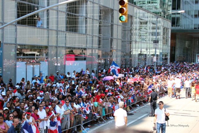 Llenos de alegría y a ritmo de tambor, güira y guitarra, los dominicanos hicieron tronar a la Gran Manzana en su desfile de Manhattan 2013.