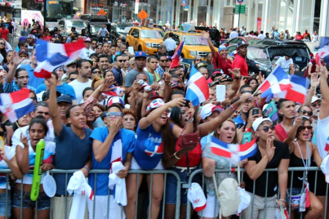 Llenos de alegría y a ritmo de tambor, güira y guitarra, los dominicanos hicieron tronar a la Gran Manzana en su desfile de Manhattan 2013.