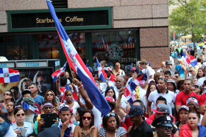 Llenos de alegría y a ritmo de tambor, güira y guitarra, los dominicanos hicieron tronar a la Gran Manzana en su desfile de Manhattan 2013.