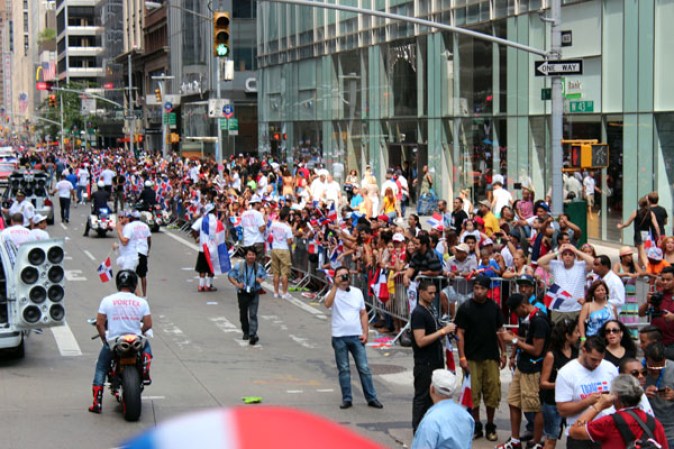 Llenos de alegría y a ritmo de tambor, güira y guitarra, los dominicanos hicieron tronar a la Gran Manzana en su desfile de Manhattan 2013.