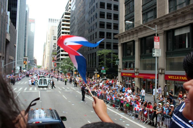 Llenos de alegría y a ritmo de tambor, güira y guitarra, los dominicanos hicieron tronar a la Gran Manzana en su desfile de Manhattan 2013.