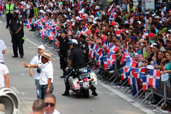Llenos de alegría y a ritmo de tambor, güira y guitarra, los dominicanos hicieron tronar a la Gran Manzana en su desfile de Manhattan 2013.